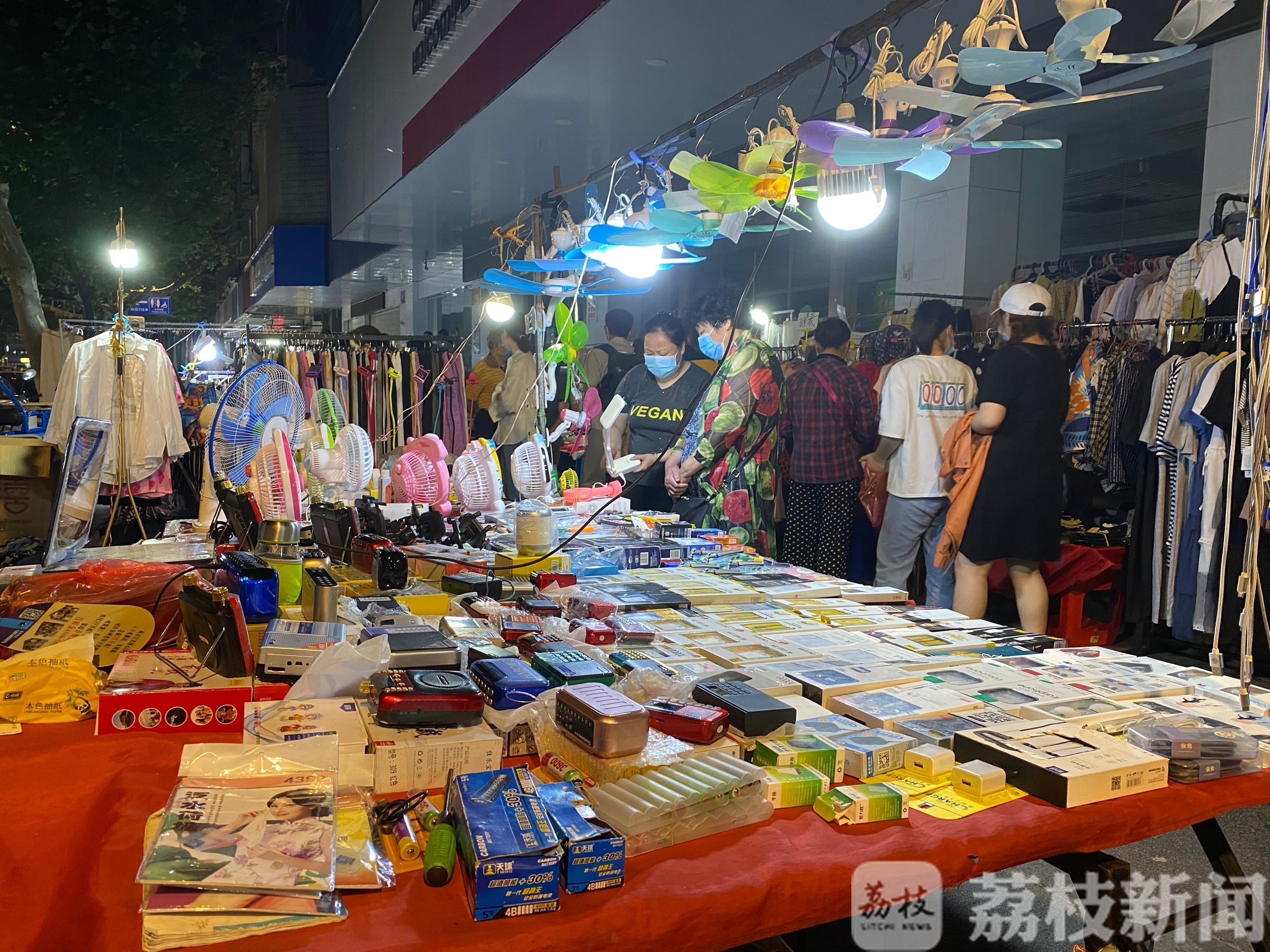 [地摊]烟火人间|街巷里的“烟火气” ，藏着南京人的情怀 城市温度
