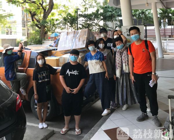 全国出境领队陆续回国 他们带回了大量口罩