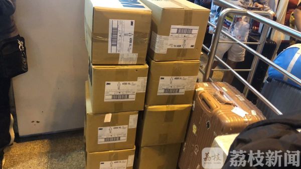 全国出境领队陆续回国 他们带回了大量口罩