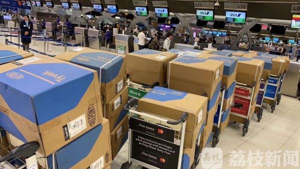 全国出境领队陆续回国 他们带回了大量口罩