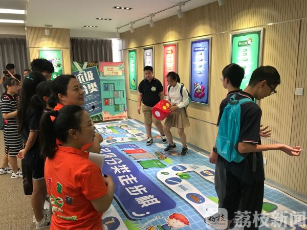 开学第一课与垃圾分类有关 这所学校很时尚！