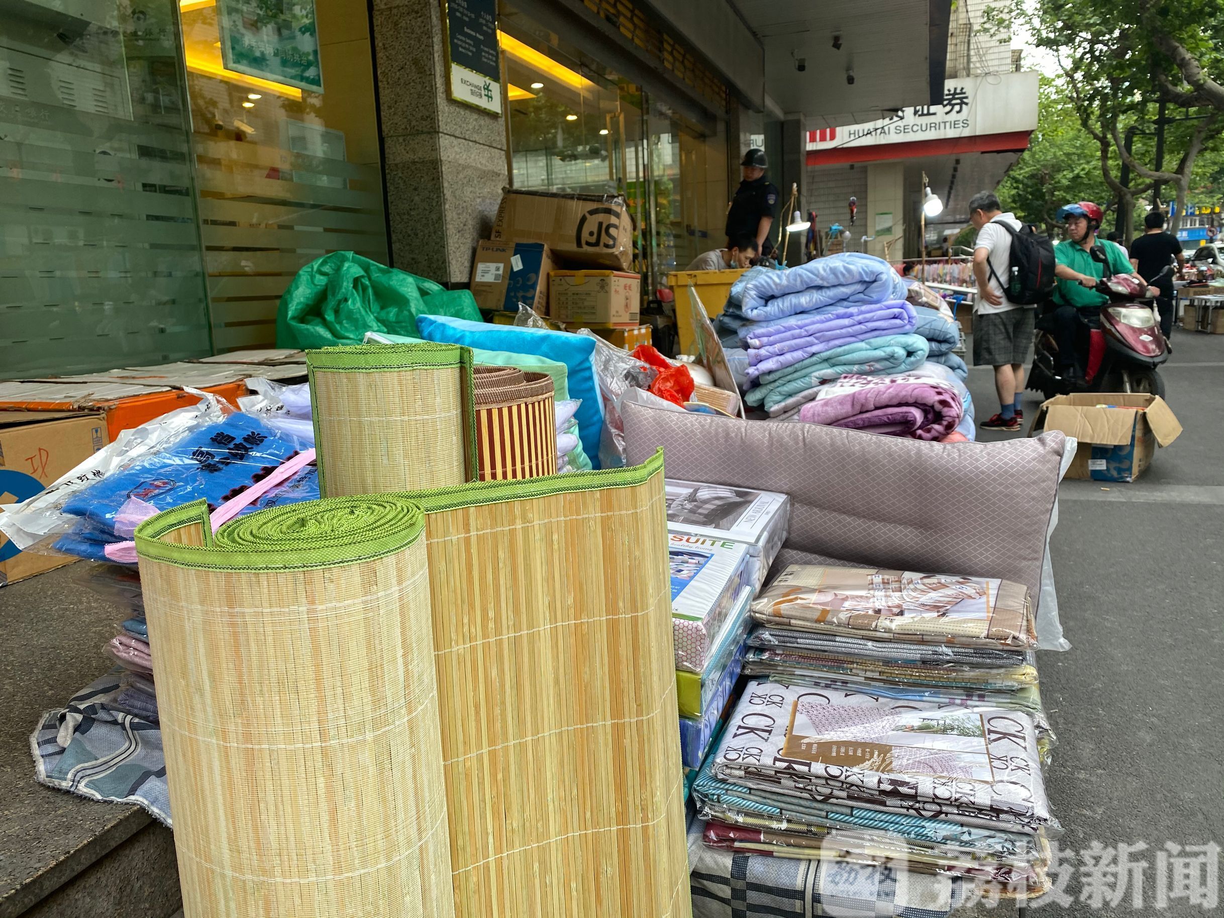 [地摊]烟火人间|街巷里的“烟火气” ，藏着南京人的情怀 城市温度