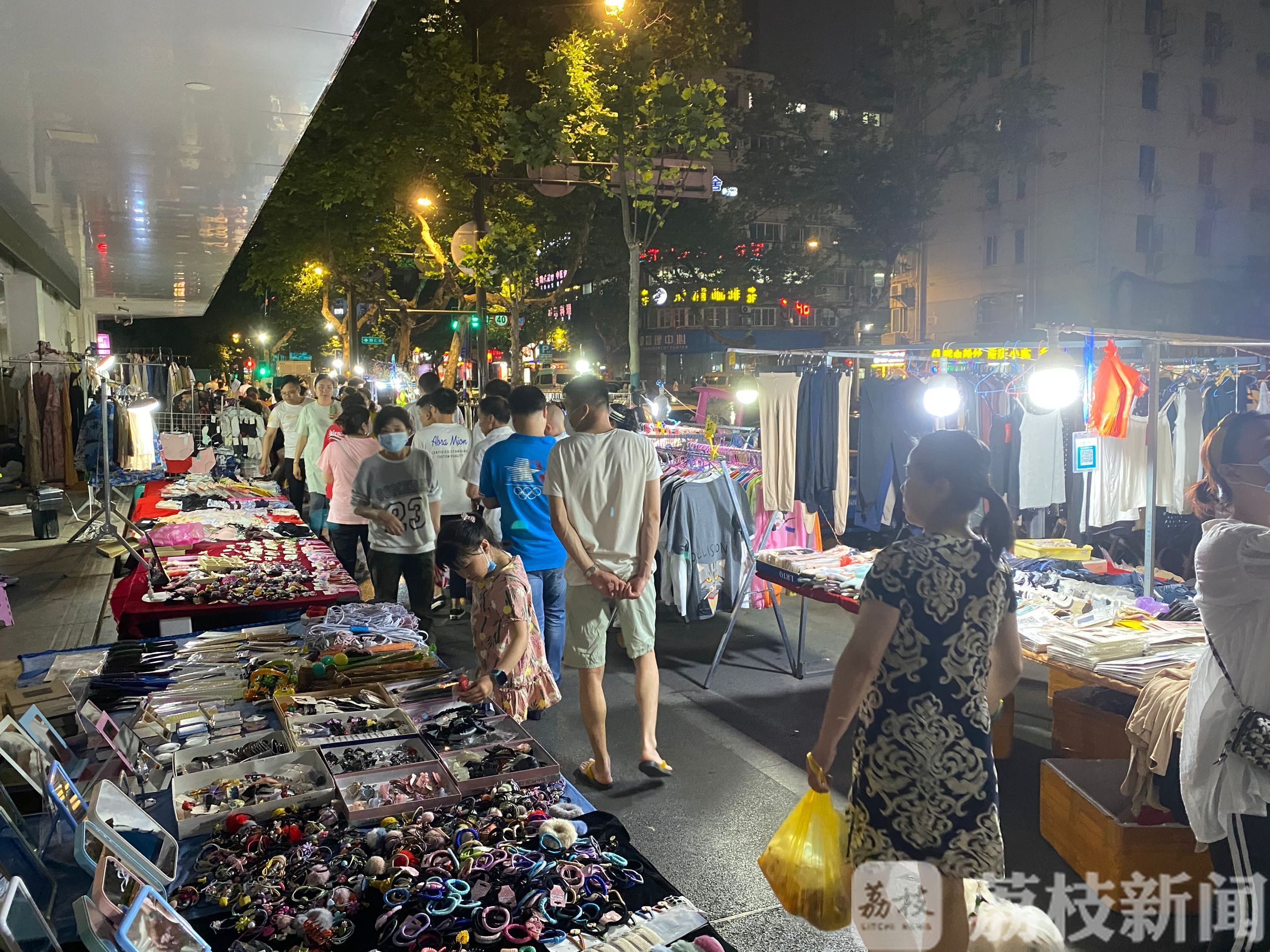 [地摊]烟火人间|街巷里的“烟火气” ，藏着南京人的情怀 城市温度