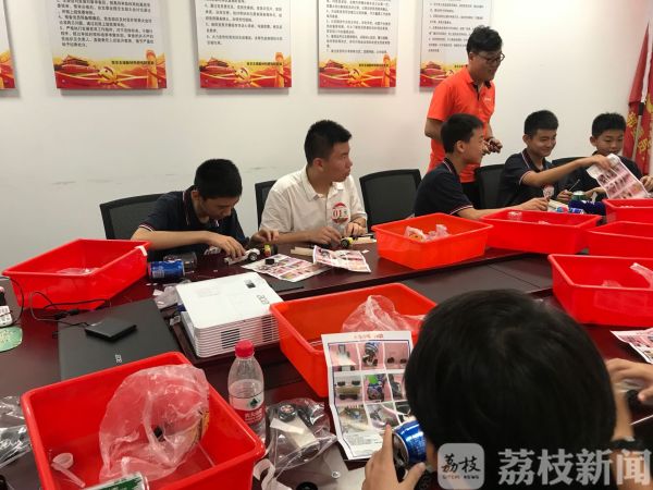 开学第一课与垃圾分类有关 这所学校很时尚！