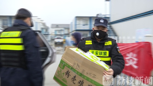 一个愁卖，一个愁买：警方一牵线，“流动超市”解难题！