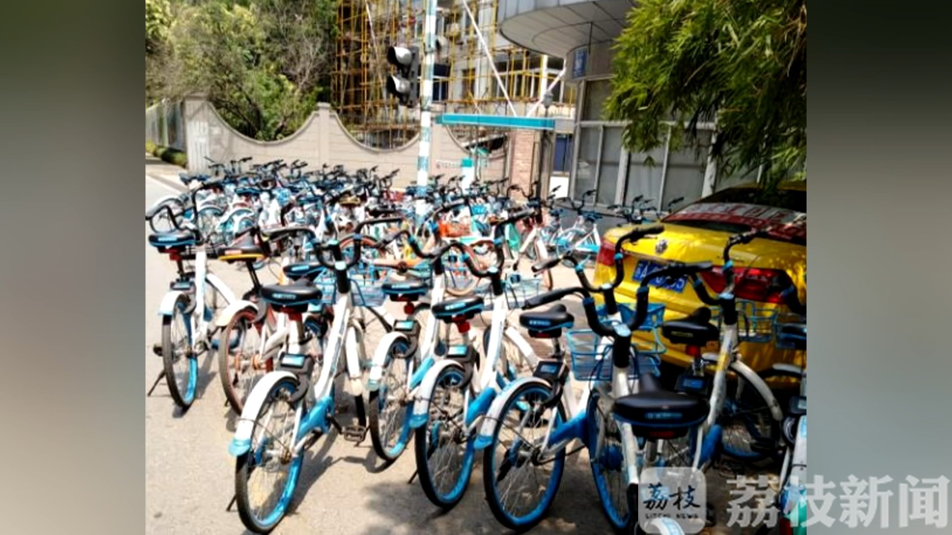 「」南京试点立牌组团治理 应对共享单车潮汐式扎堆