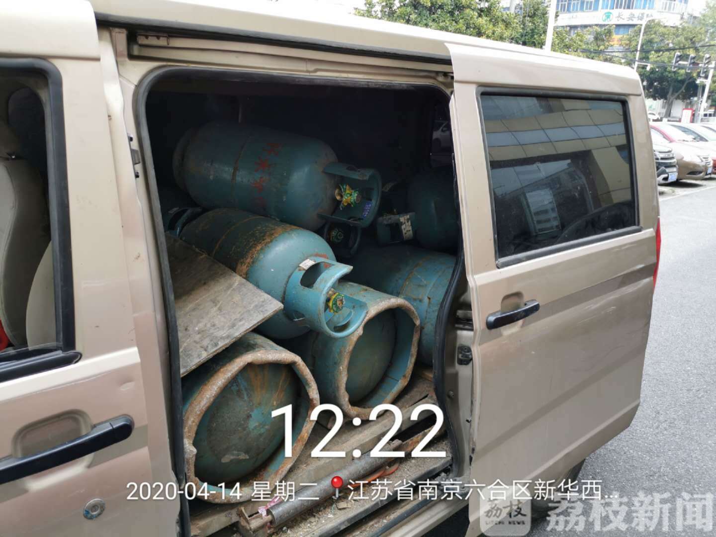 液化气■在执法单位隔壁违规拖液化气钢瓶？查你没商量！