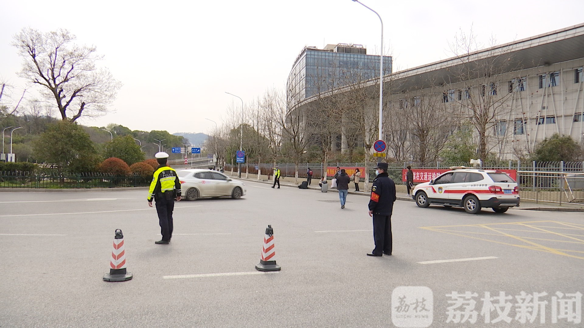 客运■注意！在客运枢纽打车方式不对，可能会掉“坑”里