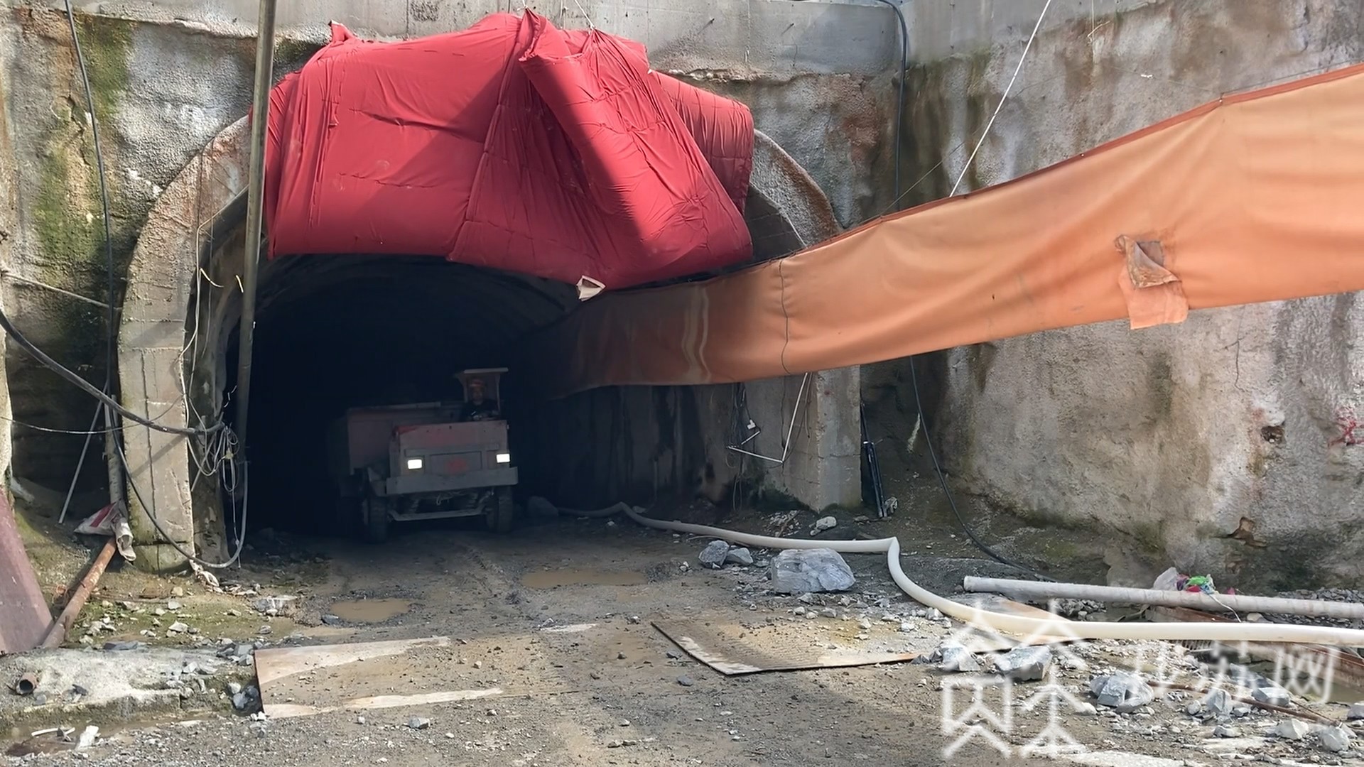 「隧洞」这群人在阴暗隧洞中“吃”灰打孔 保应急水源工程按期完工