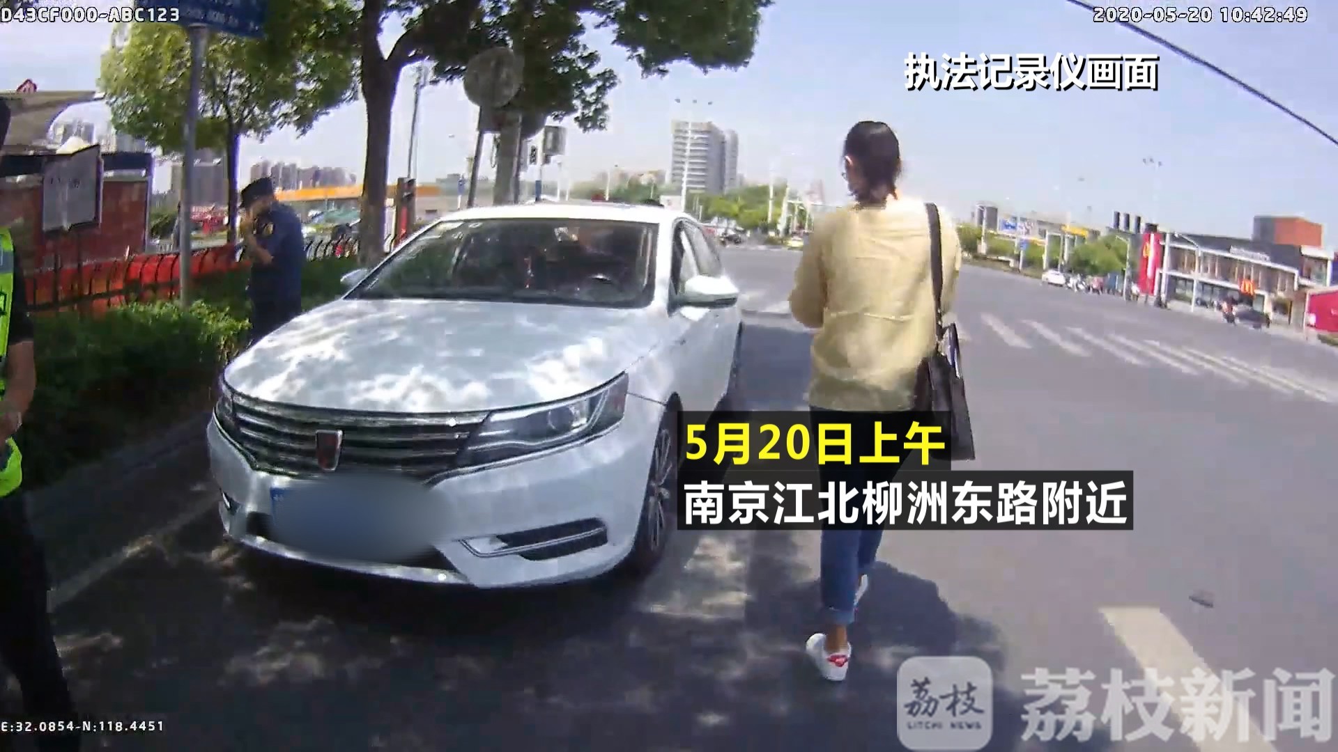 「执法人员」 执法人员：P的吧？ 网约车驾驶员：我有证！
