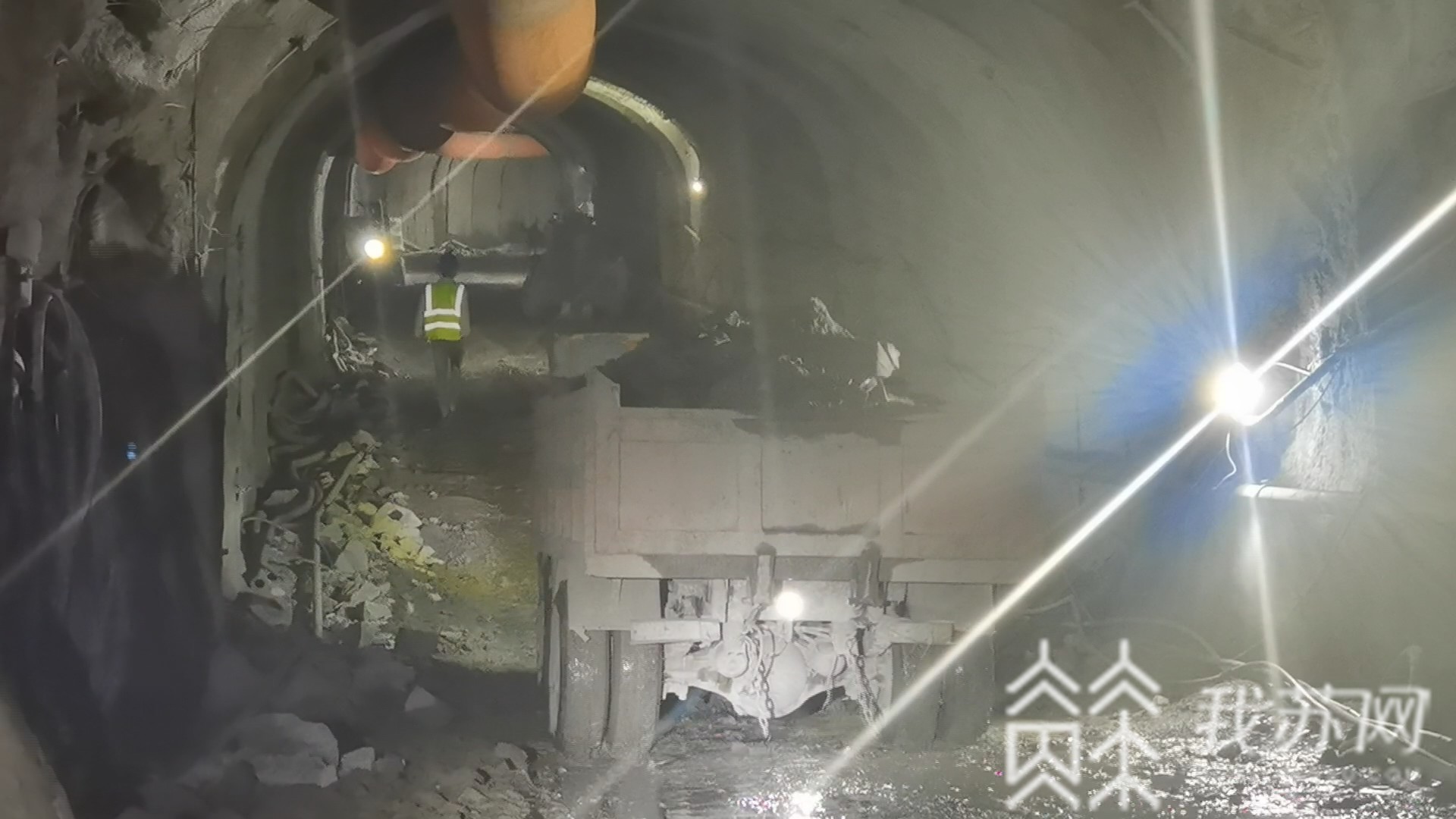 「隧洞」这群人在阴暗隧洞中“吃”灰打孔 保应急水源工程按期完工