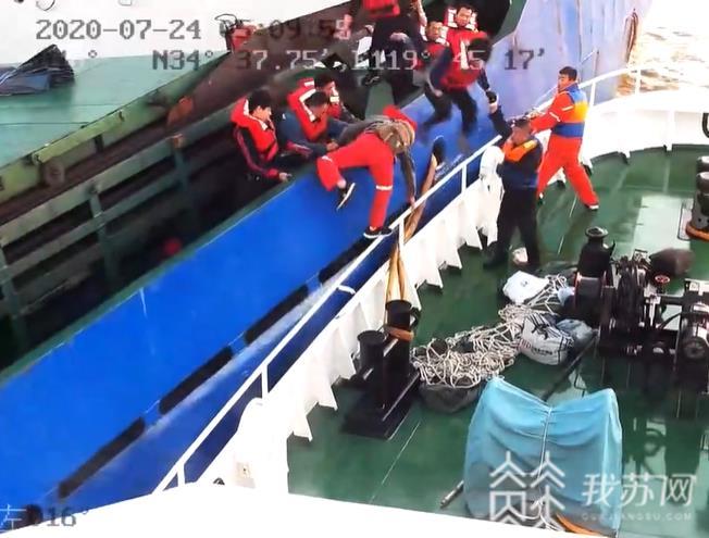 #遇险#海事部门连夜救助 连云港海域一船舶进水倾斜10人遇险