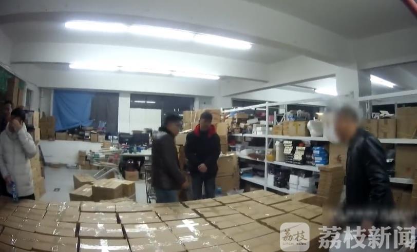 ■案值200万!正规网店两年销售逾万副假“红双喜”球拍