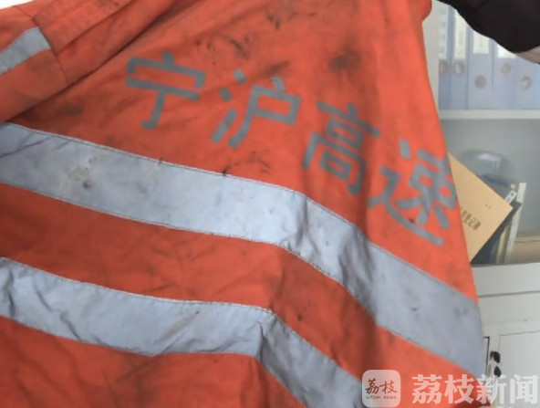 修车■嫌换胎费用高，车主举报维修工高速上非法修车