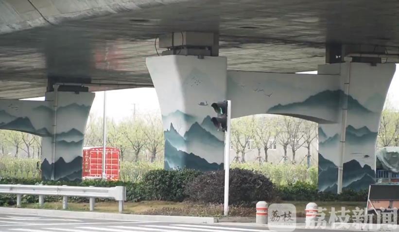『彩绘』扬州市首个“立交彩绘”即将完工 “水墨画”装扮桥柱