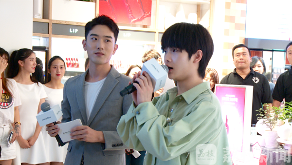 人气偶像周震南惊喜亮相 引爆南京粉丝热情