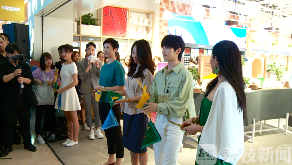 人气偶像周震南惊喜亮相 引爆南京粉丝热情