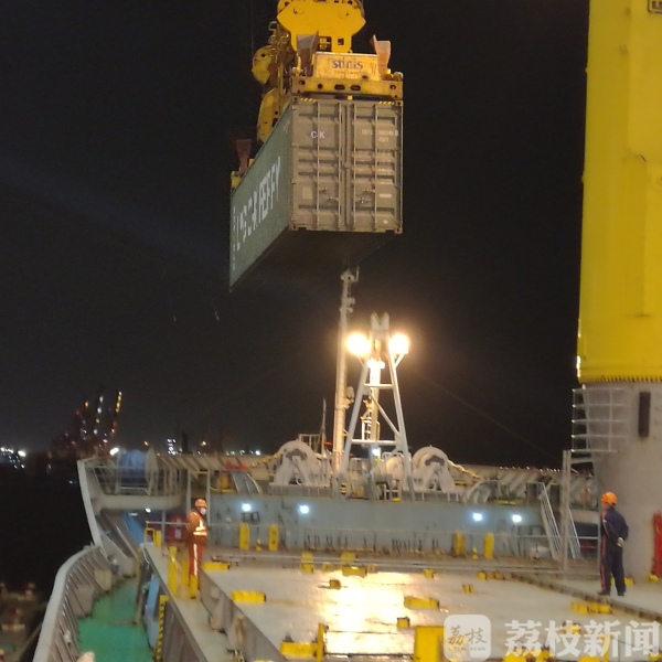 连云港墟沟海事处连夜开辟“绿色通道” 让海外华人捐赠的20万只