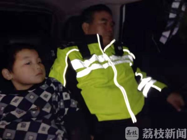 幼童误上高速 巡逻民警及时相救