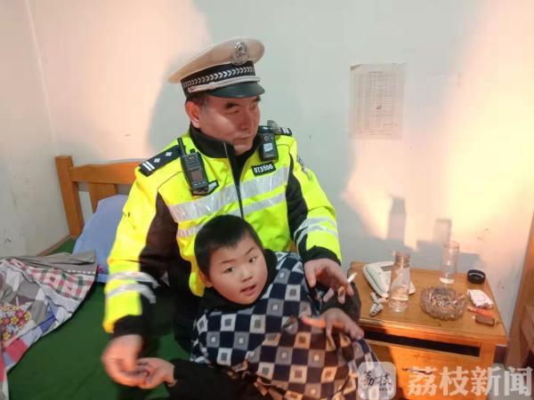 幼童误上高速 巡逻民警及时相救