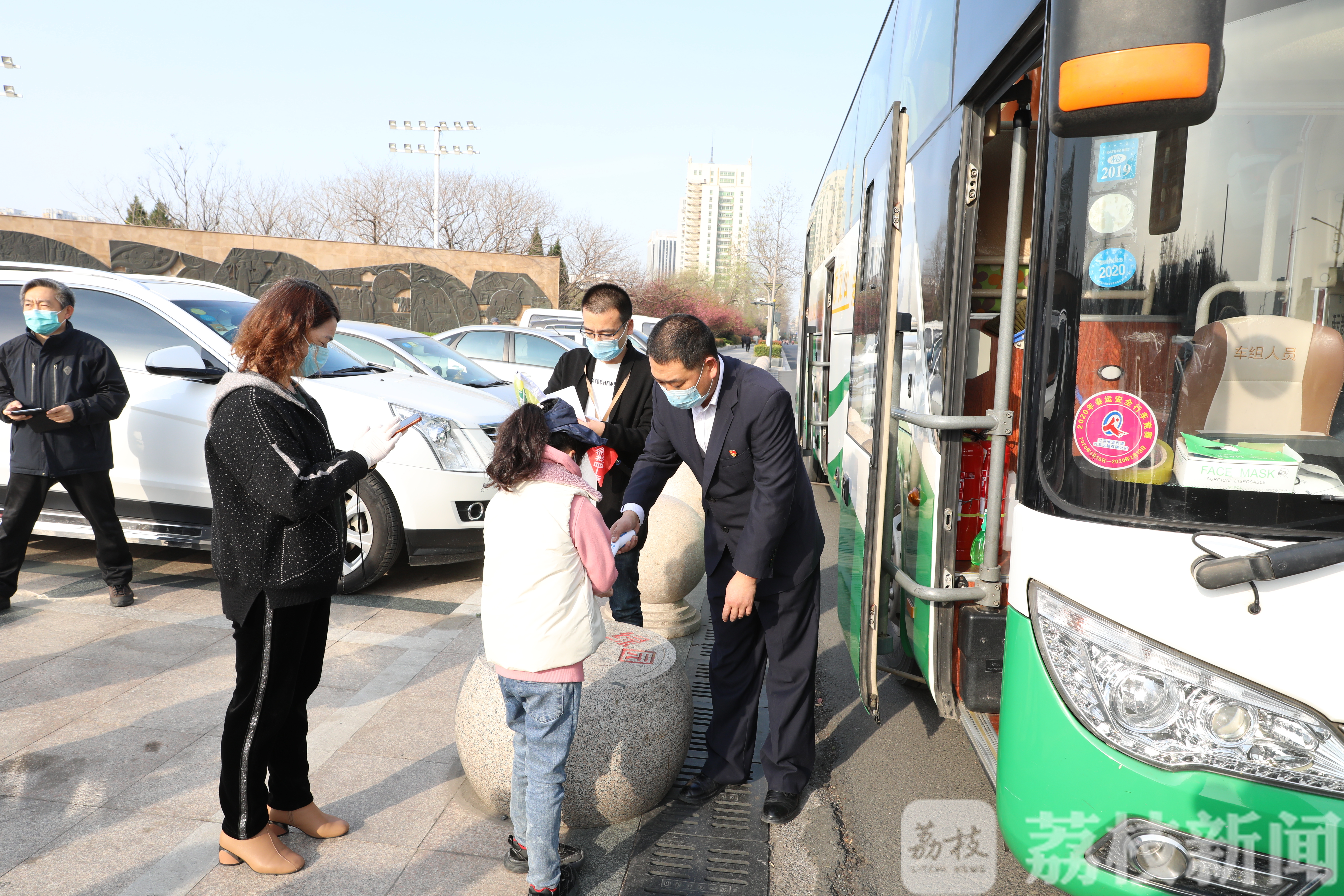 旅游团■拥抱春天！连云港首支“省内游”旅游团发车