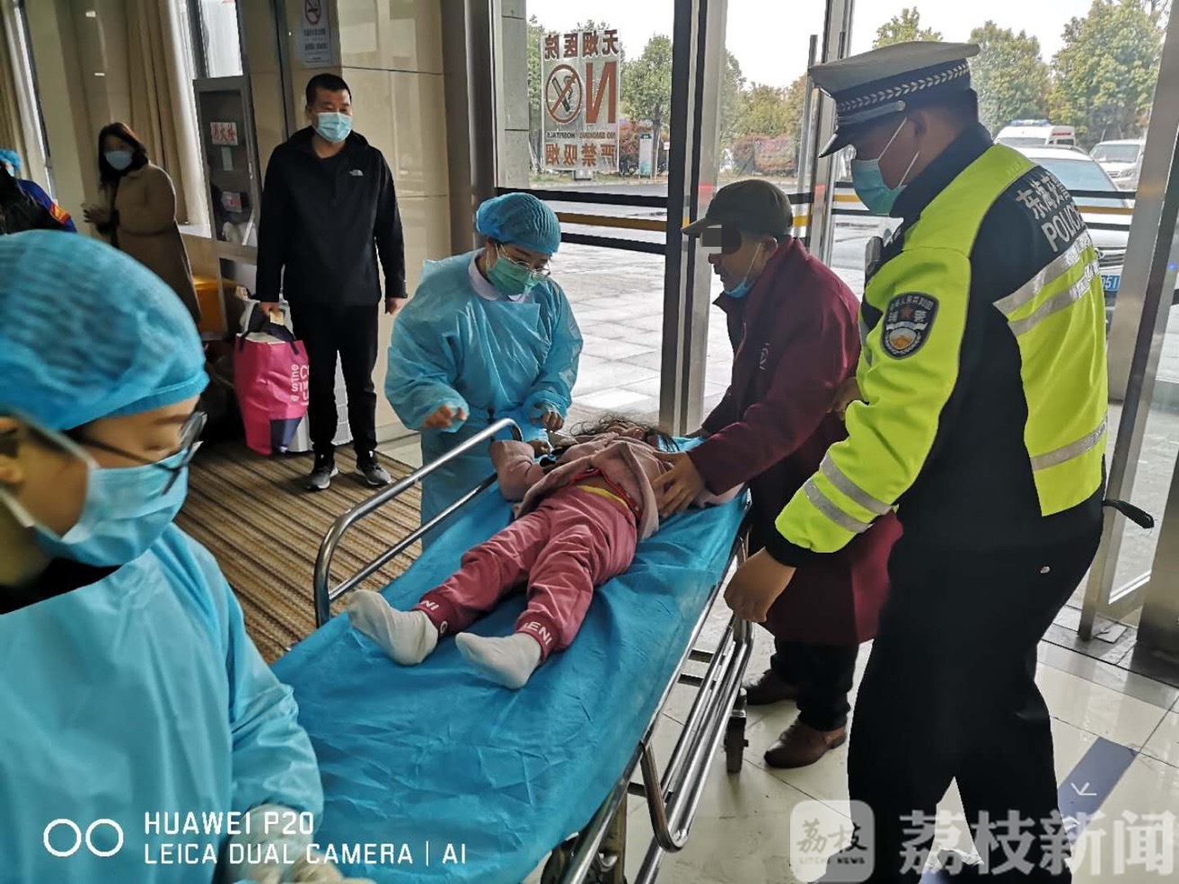 三楼■5岁女童三楼坠下，交警连闯5个红灯5分钟送医！