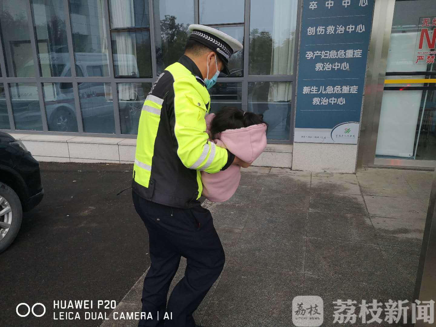三楼■5岁女童三楼坠下，交警连闯5个红灯5分钟送医！