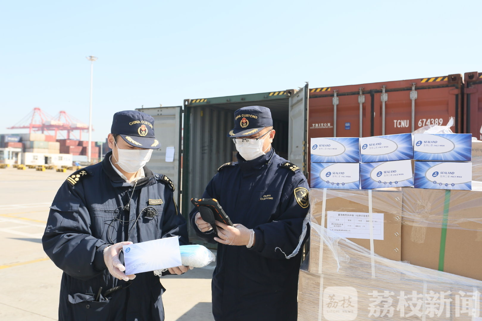 连云港■共抗疫情460万只口罩经连云港港运往韩国 同舟共济