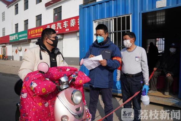 2万公斤蔬菜卖不出去，村书记带头做“微商”