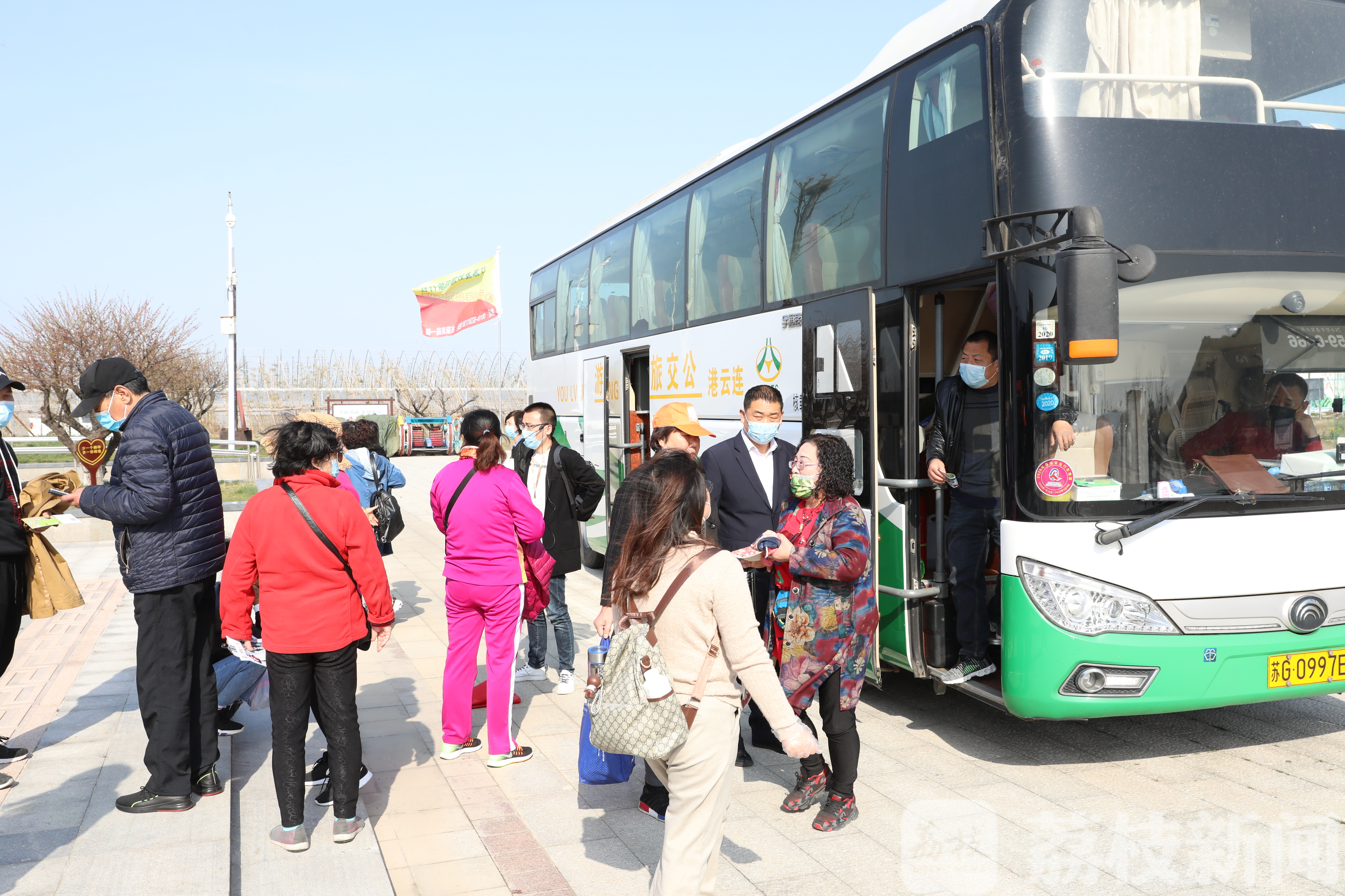 旅游团■拥抱春天！连云港首支“省内游”旅游团发车