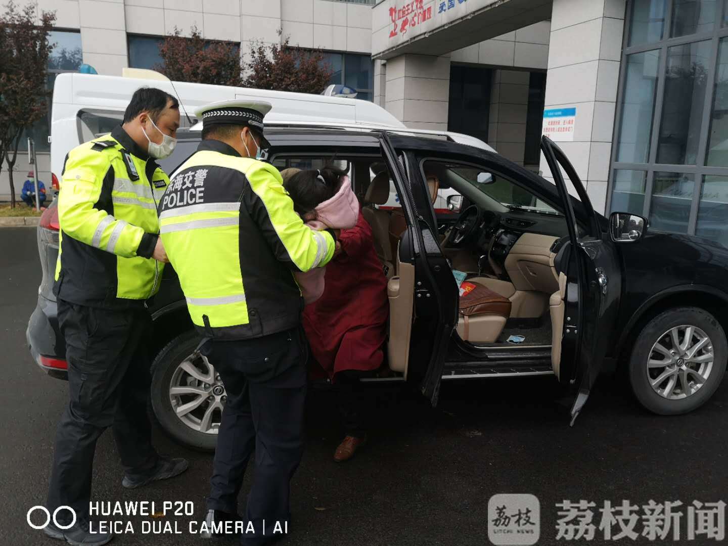 三楼■5岁女童三楼坠下，交警连闯5个红灯5分钟送医！