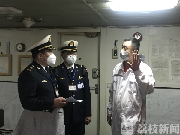 连云港墟沟海事处连夜开辟“绿色通道” 让海外华人捐赠的20万只