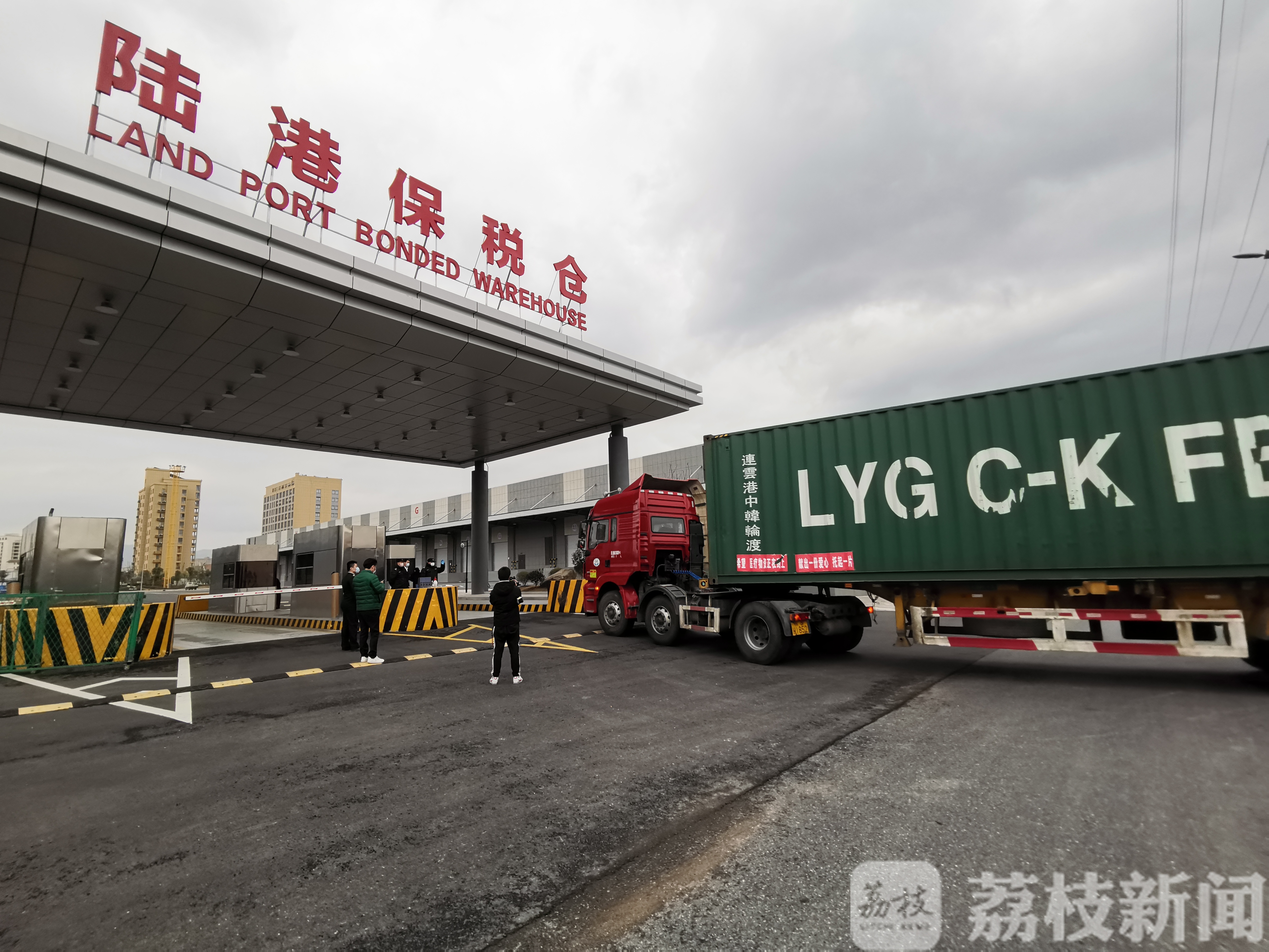 连云港■共抗疫情460万只口罩经连云港港运往韩国 同舟共济