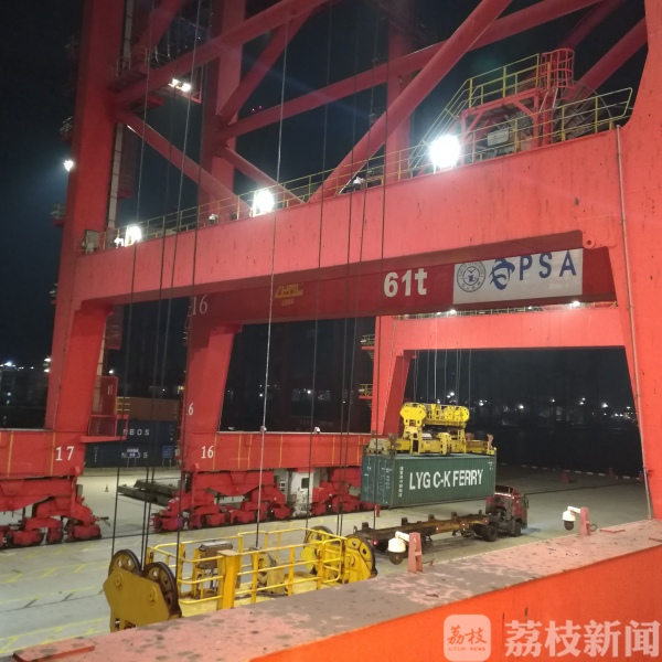 连云港墟沟海事处连夜开辟“绿色通道” 让海外华人捐赠的20万只