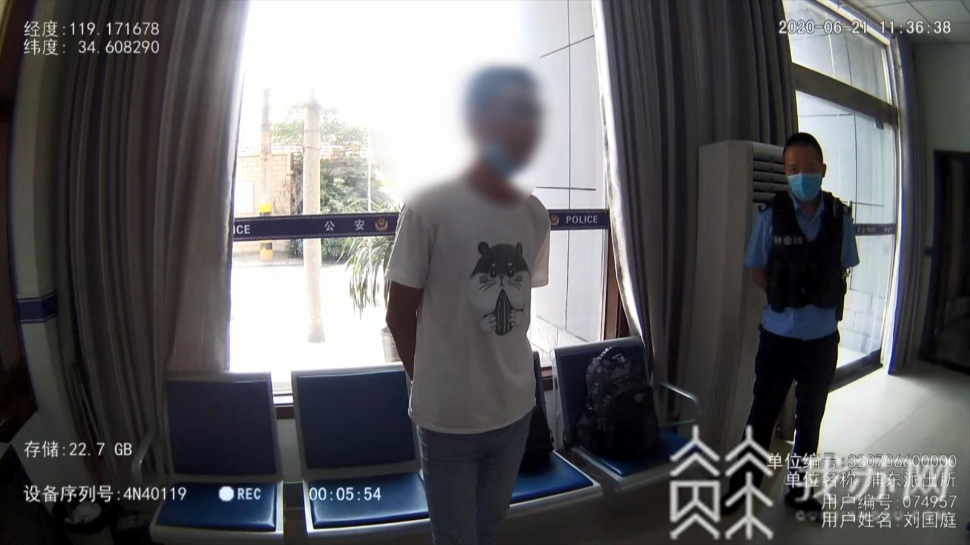 『派出所』 小伙跑派出所里“验明正身” 怀疑自己是“逃犯”