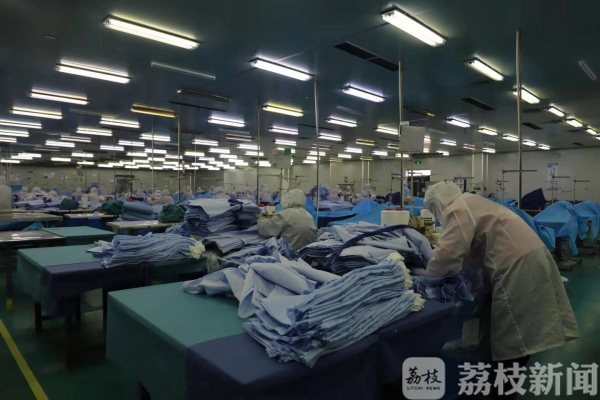 东海镇办企业年初一复工，日产隔离服14000件