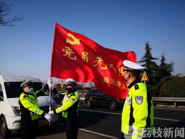 连云港交警全力投入防疫交管工作