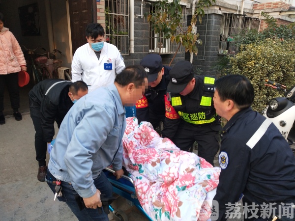 ?独居老人突发疾病反锁家中 幸好邻居听到了求救声！