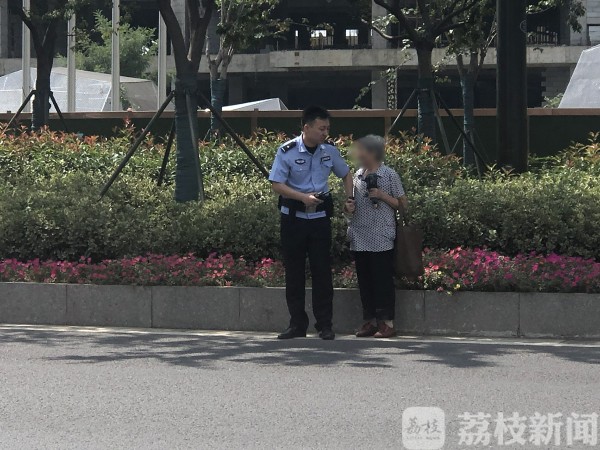 老人走错路被困快车道 民警牵过手：来，我带你走