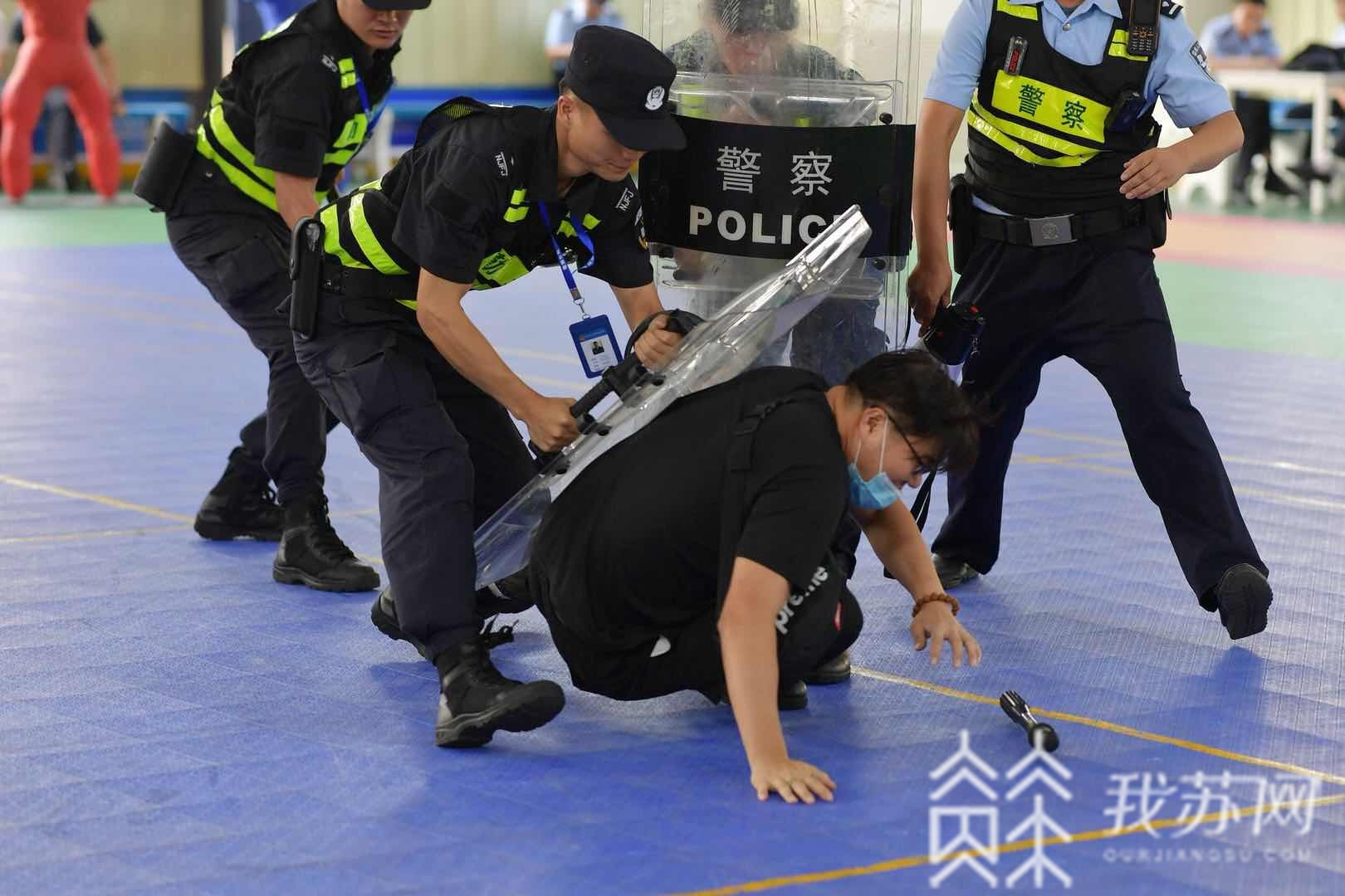 练兵■看过来，警察叔叔们全警练兵