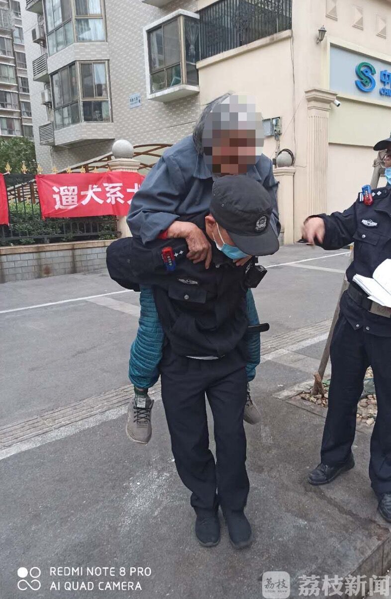 @民警背着她走回家 九旬老人街头迷路不肯上警车