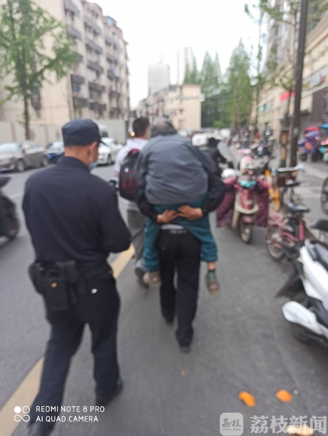 @民警背着她走回家 九旬老人街头迷路不肯上警车