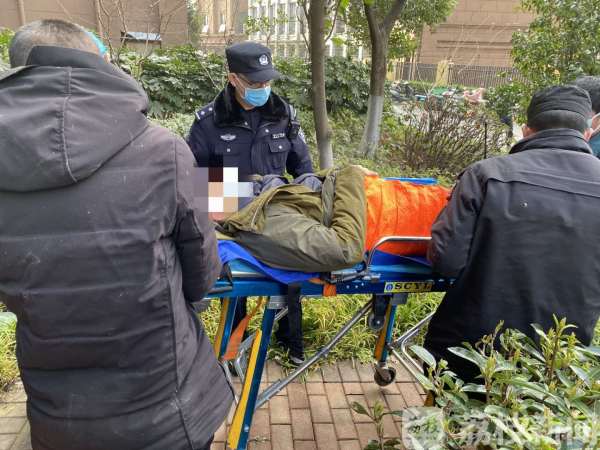 男子擦玻璃不慎从四楼坠落