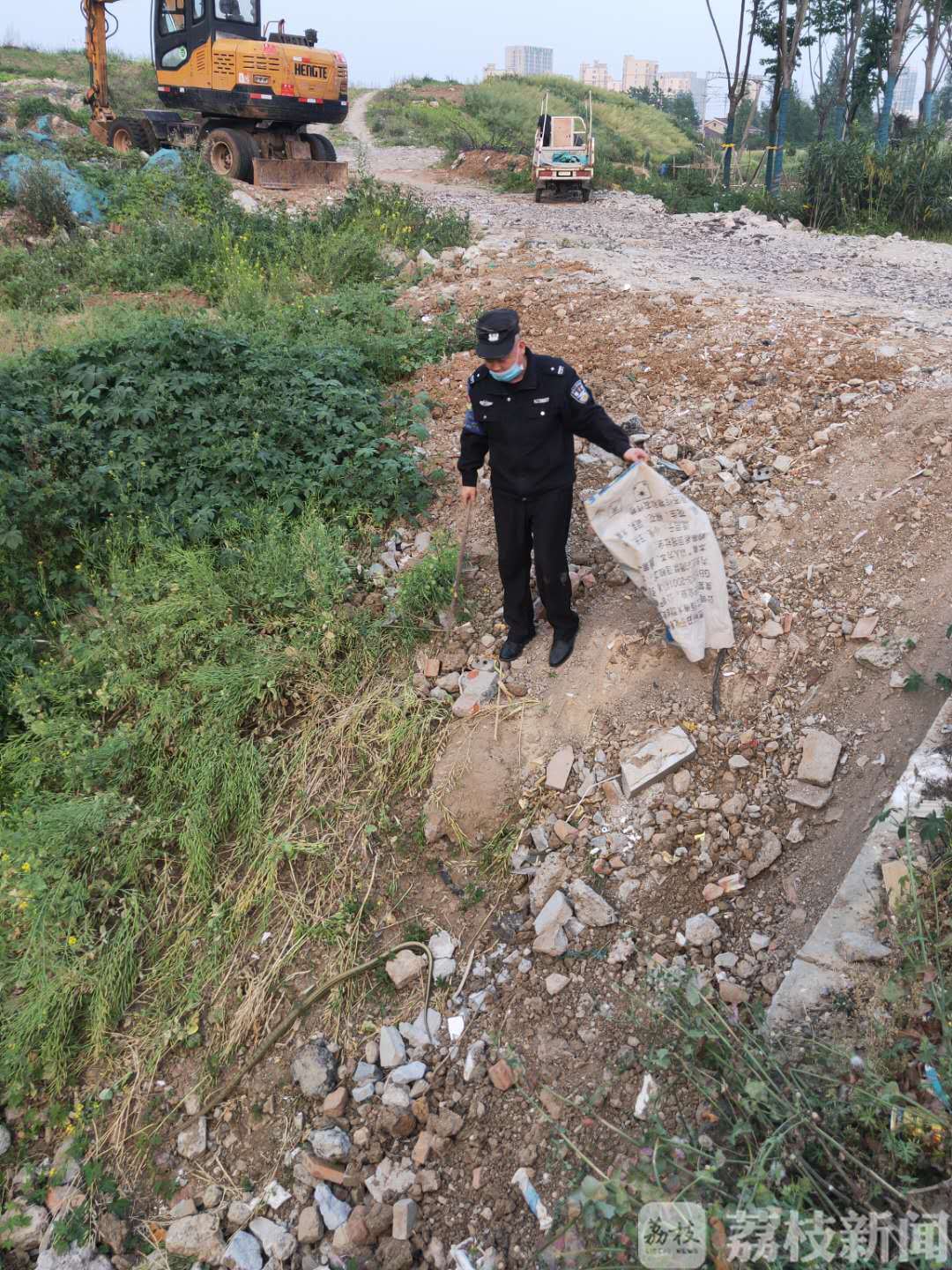 『』民警送蛇归田园 “菜花”五一游小区