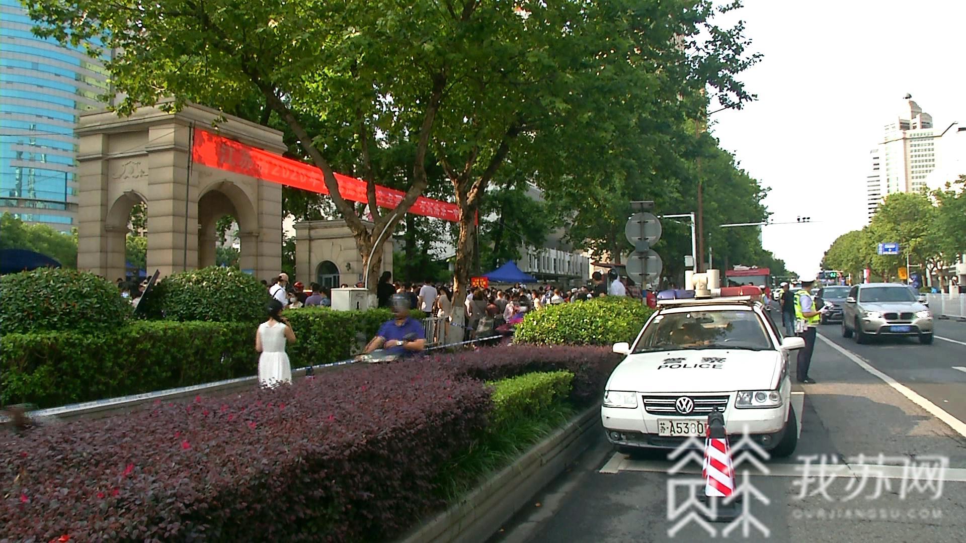 考场■高考忘带证件?考场门口找警察叔叔2分钟办理