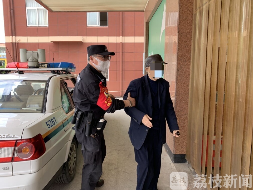 「老人」民警及时救助 八旬老人卧倒在绿化带
