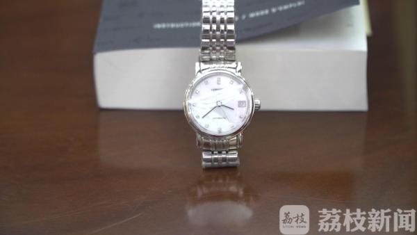 女子报警：我的“追求者”卖给我一块假表