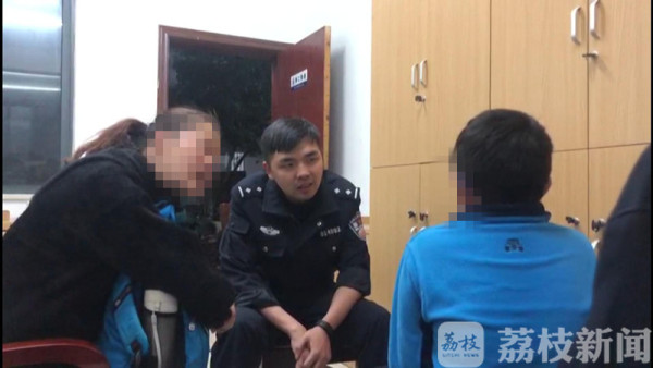 抓得了坏人劝得了小孩 警察叔叔们“无所不能”