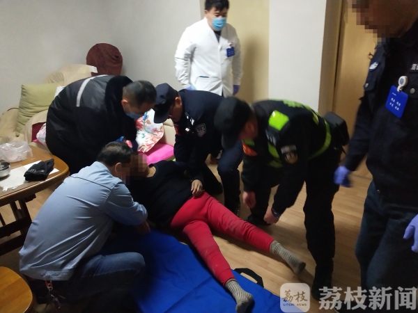 ?独居老人突发疾病反锁家中 幸好邻居听到了求救声！