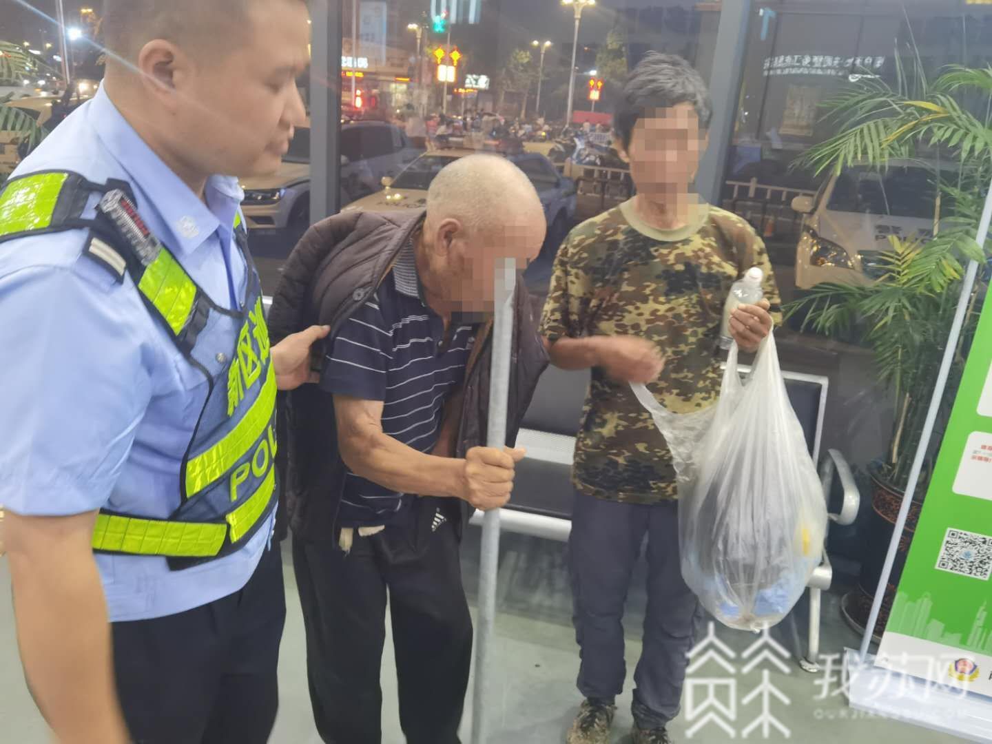 『老人』他是谁？ 耄耋老人睡在工地废墟